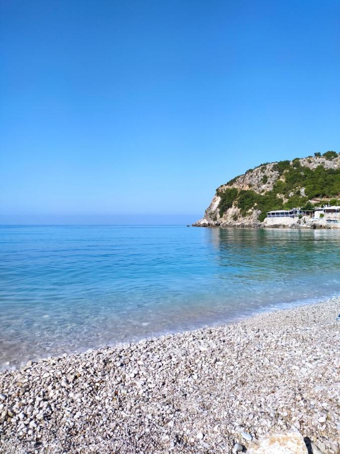 Retzos Rooms Himare Exterior photo