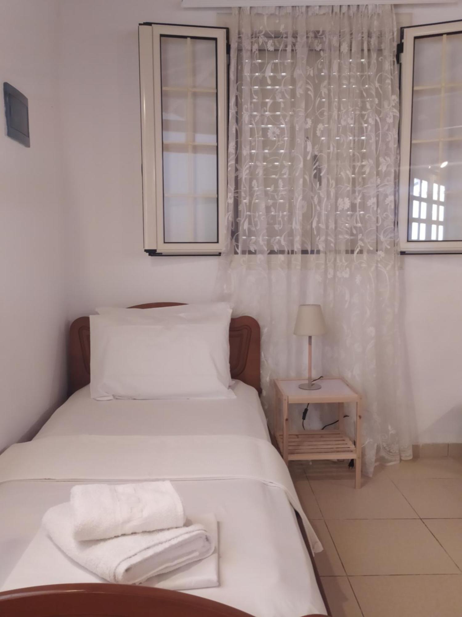 Retzos Rooms Himare Exterior photo