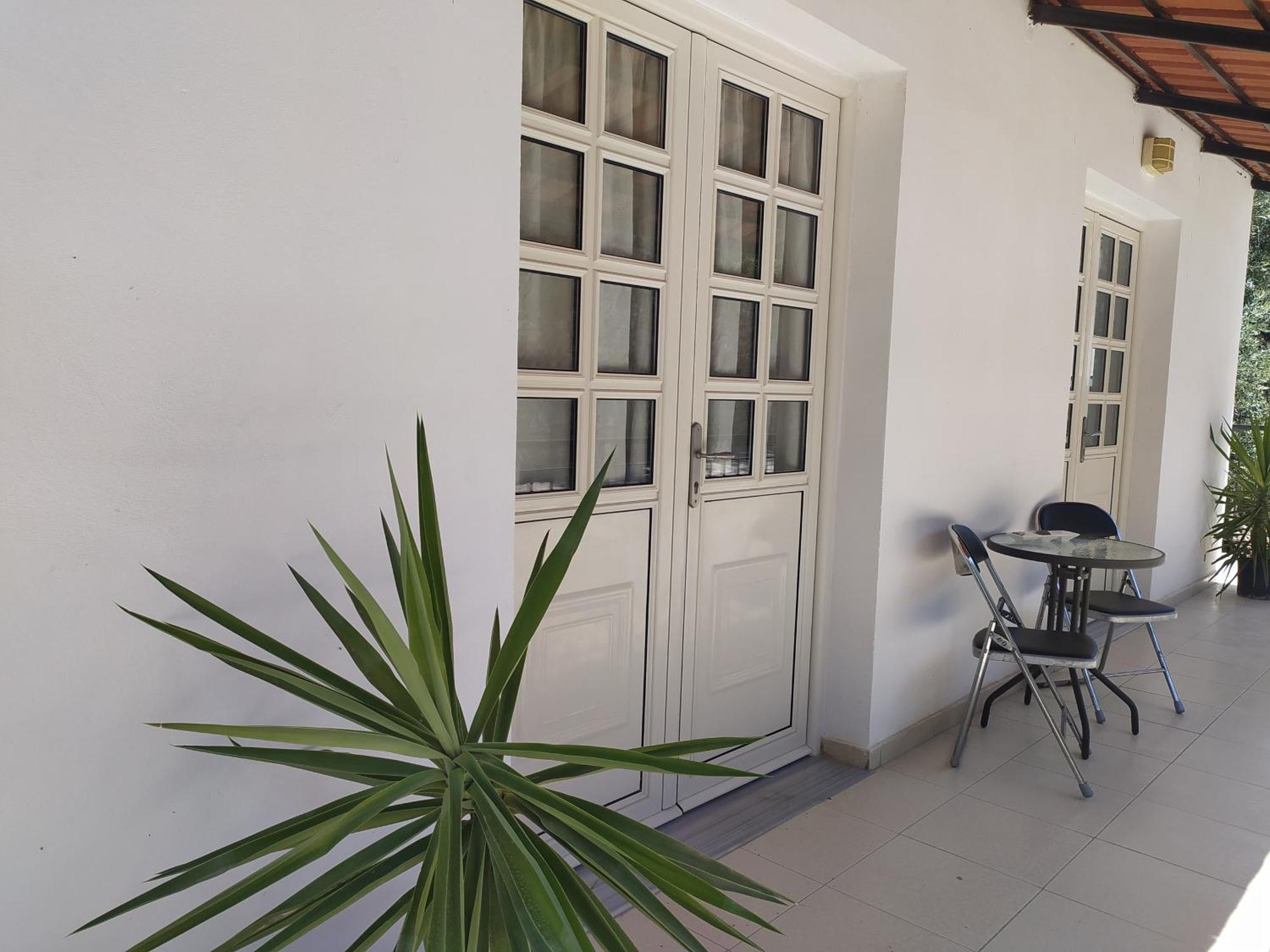 Retzos Rooms Himare Exterior photo
