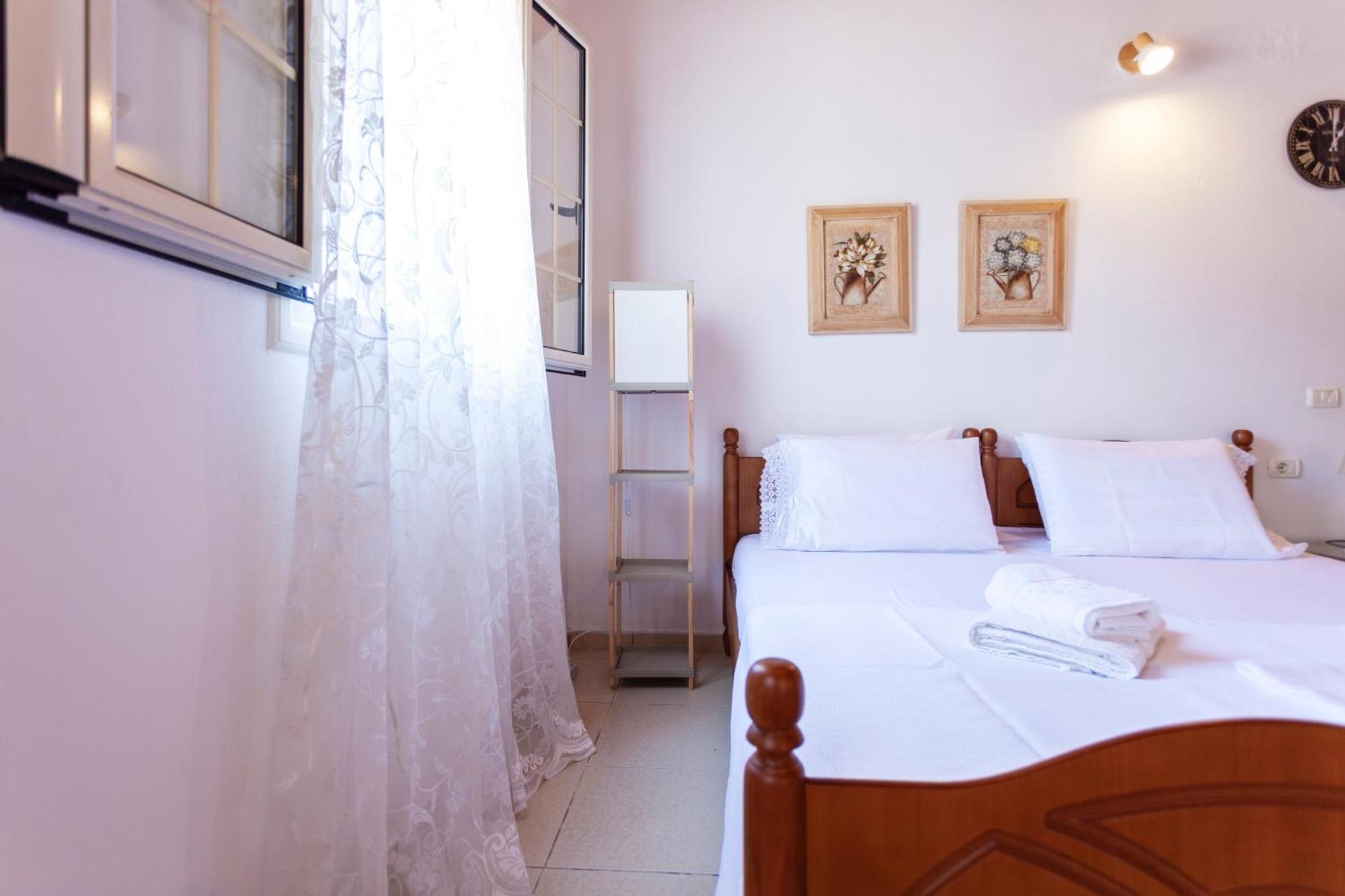 Retzos Rooms Himare Exterior photo