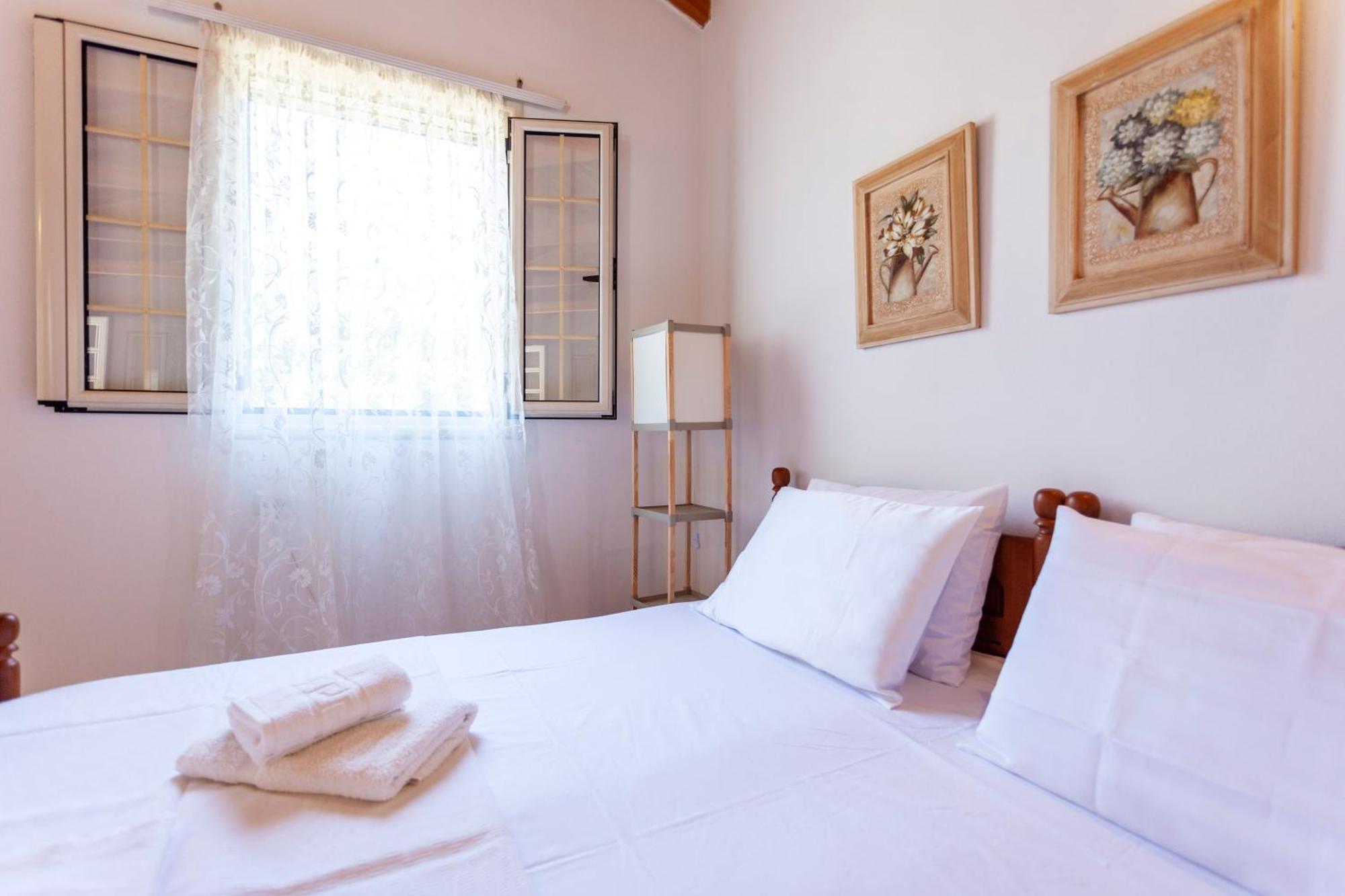 Retzos Rooms Himare Exterior photo