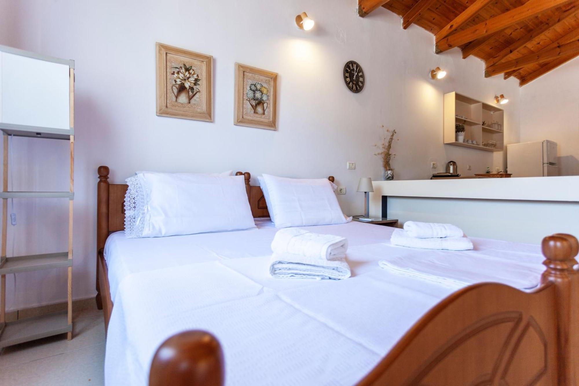 Retzos Rooms Himare Exterior photo