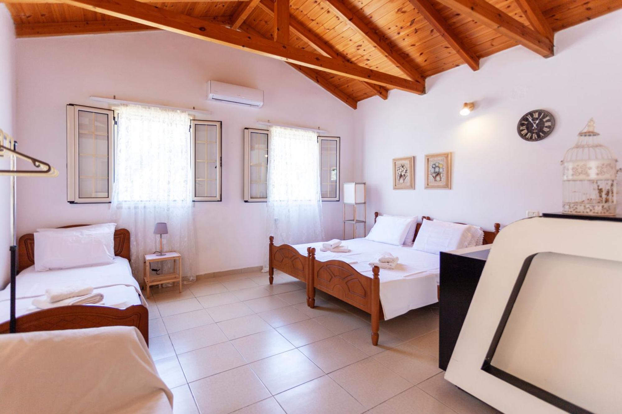 Retzos Rooms Himare Exterior photo